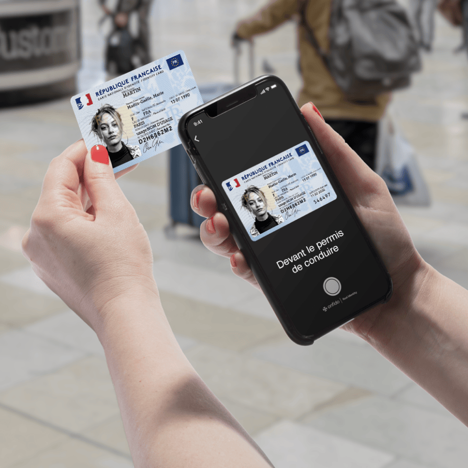 Une personne scanne sa pièce d'identité avec son smartphone.