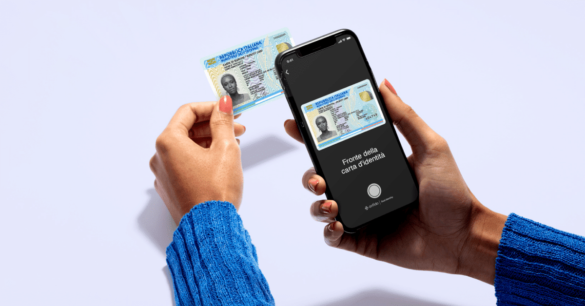 Una persona scansiona il proprio documento d'identità con il suo smartphone.
