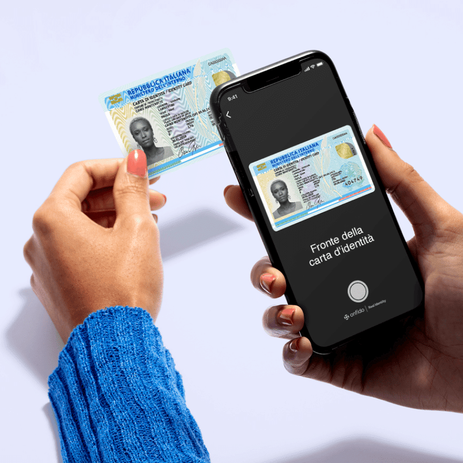 Una persona scansiona il proprio documento d'identità con il suo smartphone.