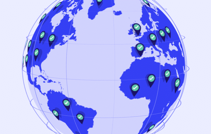 Un globo terráqueo con marcas de verificación verdes en varios países.